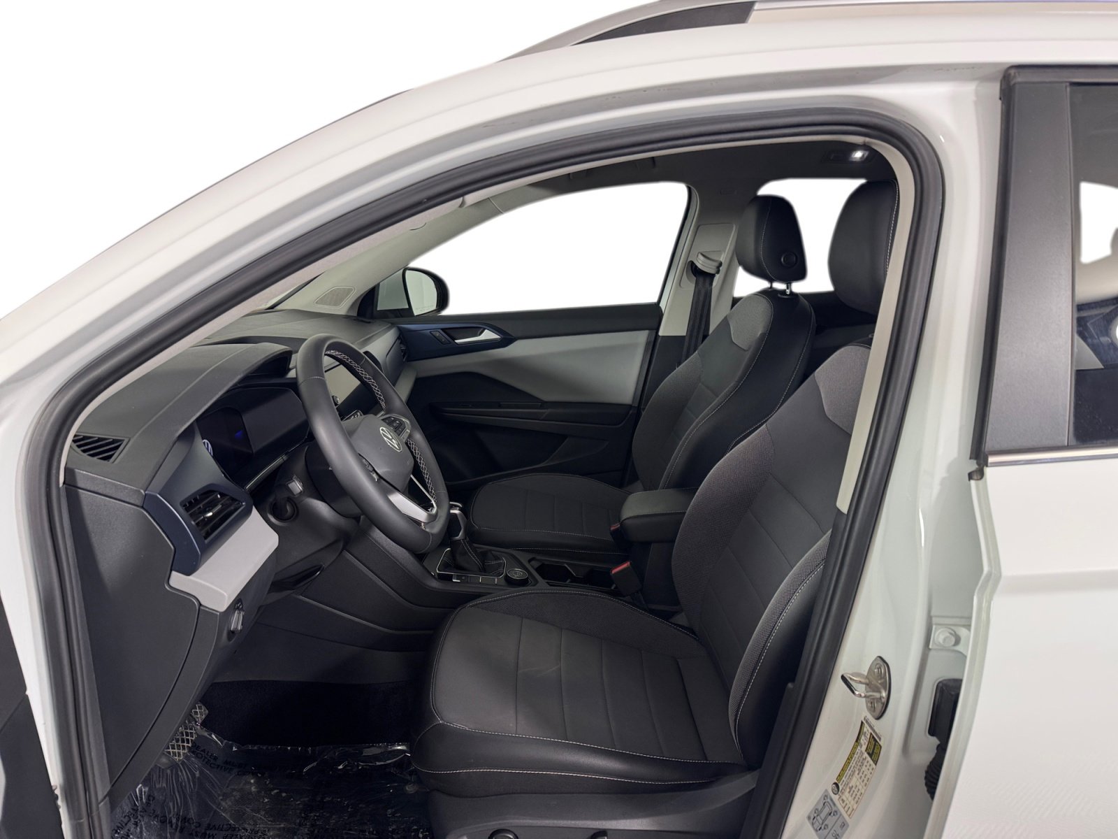 2022 Volkswagen Taos SE photo 2