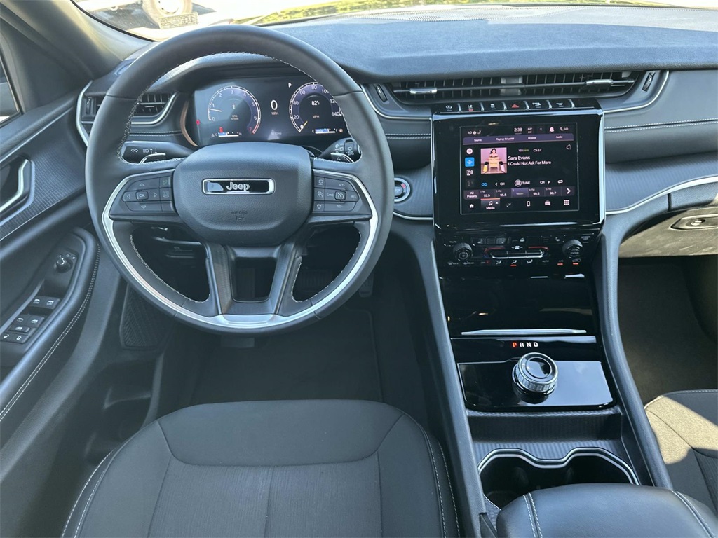 2025 Jeep Grand Cherokee Laredo photo 16