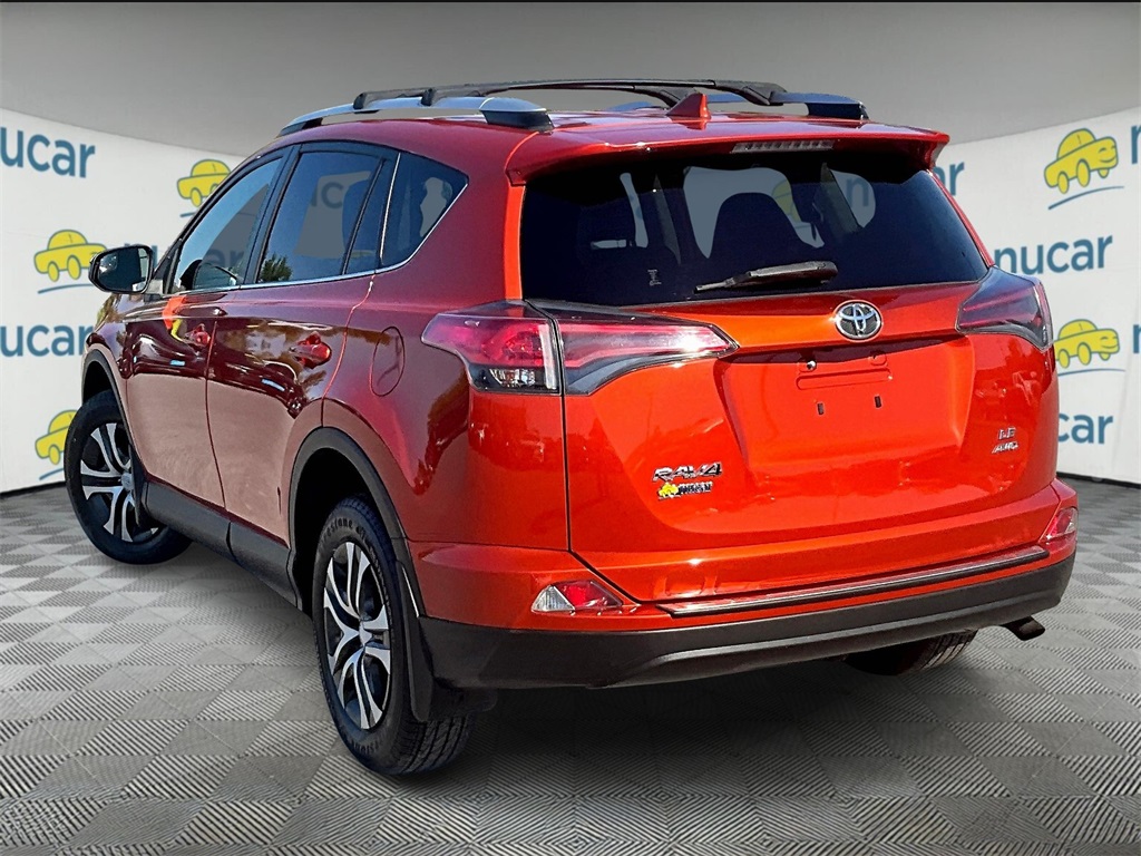 2016 Toyota RAV4 LE photo 3