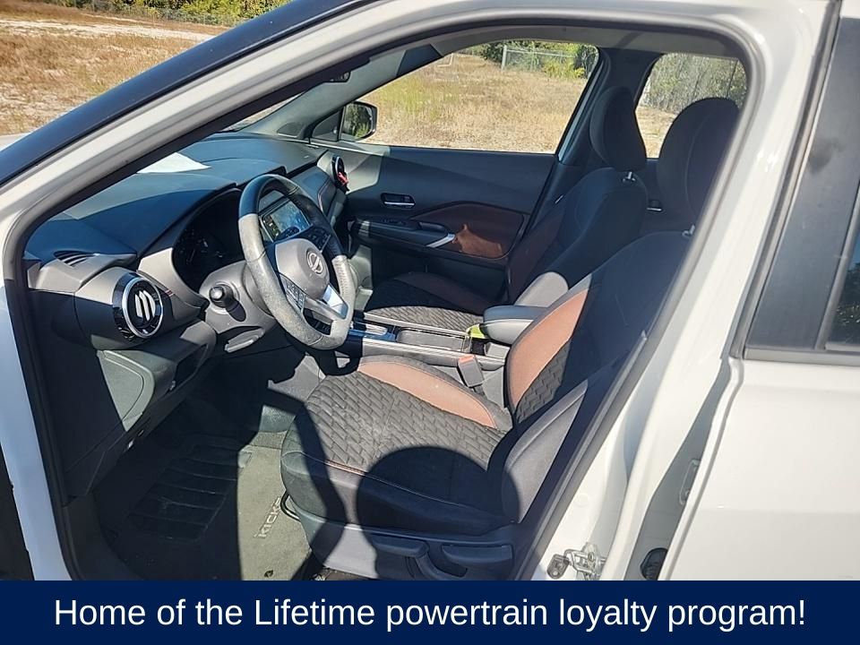 2023 Nissan Kicks SR photo 3