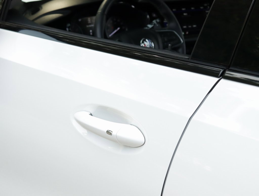 Used 2022 Summit White Buick Essence image 37