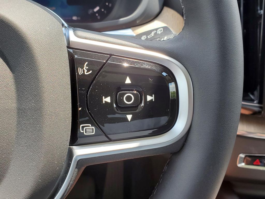 2026 Volvo XC60 B5 Plus photo 11