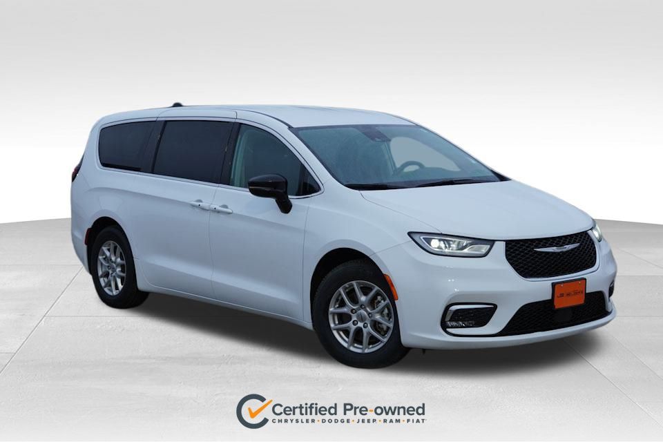2024 Chrysler Pacifica Touring L's photo