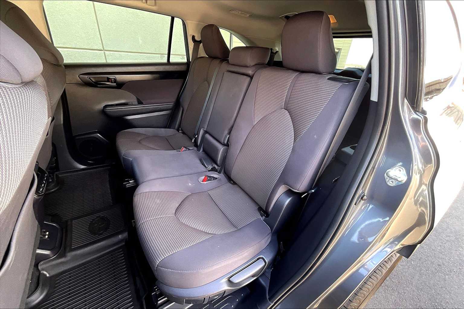 2020 Toyota Highlander LE photo 20