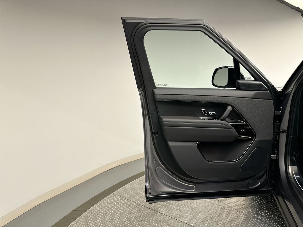 2025 Land Rover Range Rover Sport SE photo 8