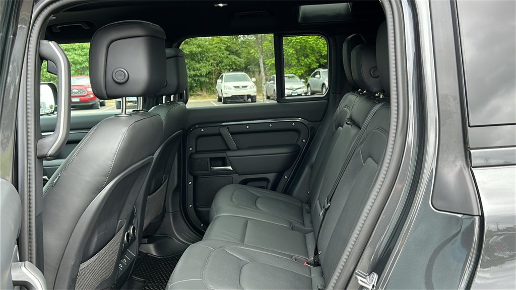 2025 Land Rover Defender 110 X-Dynamic SE photo 23