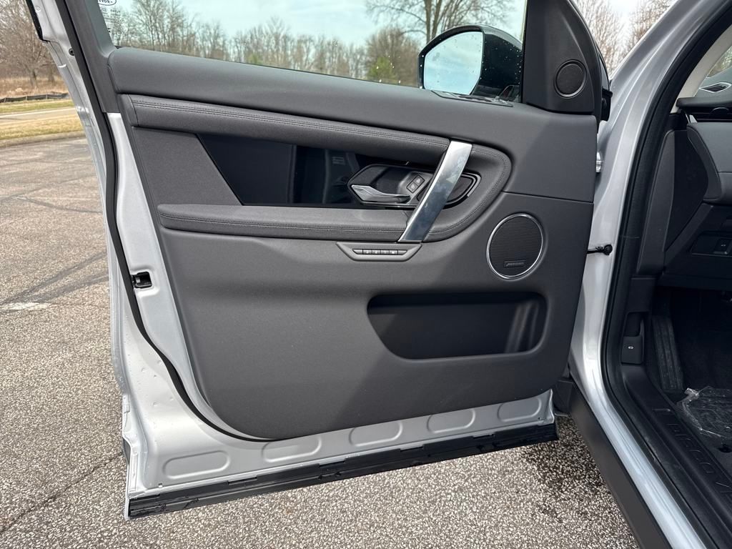 2025 Land Rover Discovery Sport S photo 11
