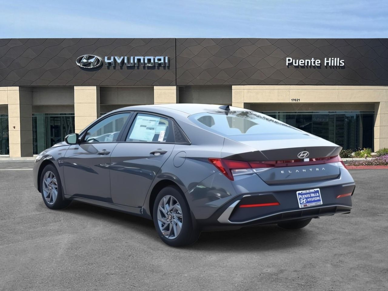 2025 Hyundai Elantra SEL Sport photo 3