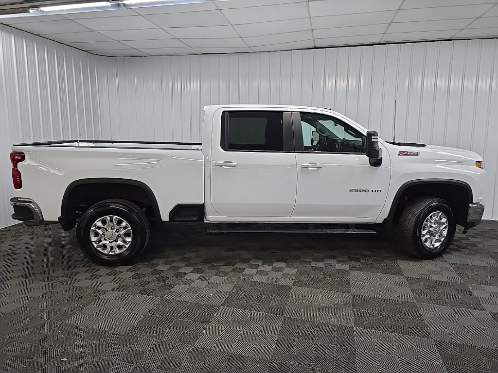 2022 Chevrolet Silverado 2500HD LT photo 2