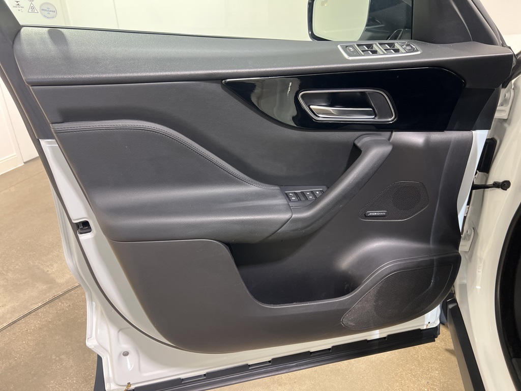 2019 Jaguar F-PACE Premium photo 8