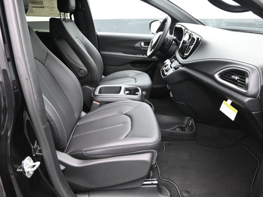 2026 Chrysler Pacifica photo 6