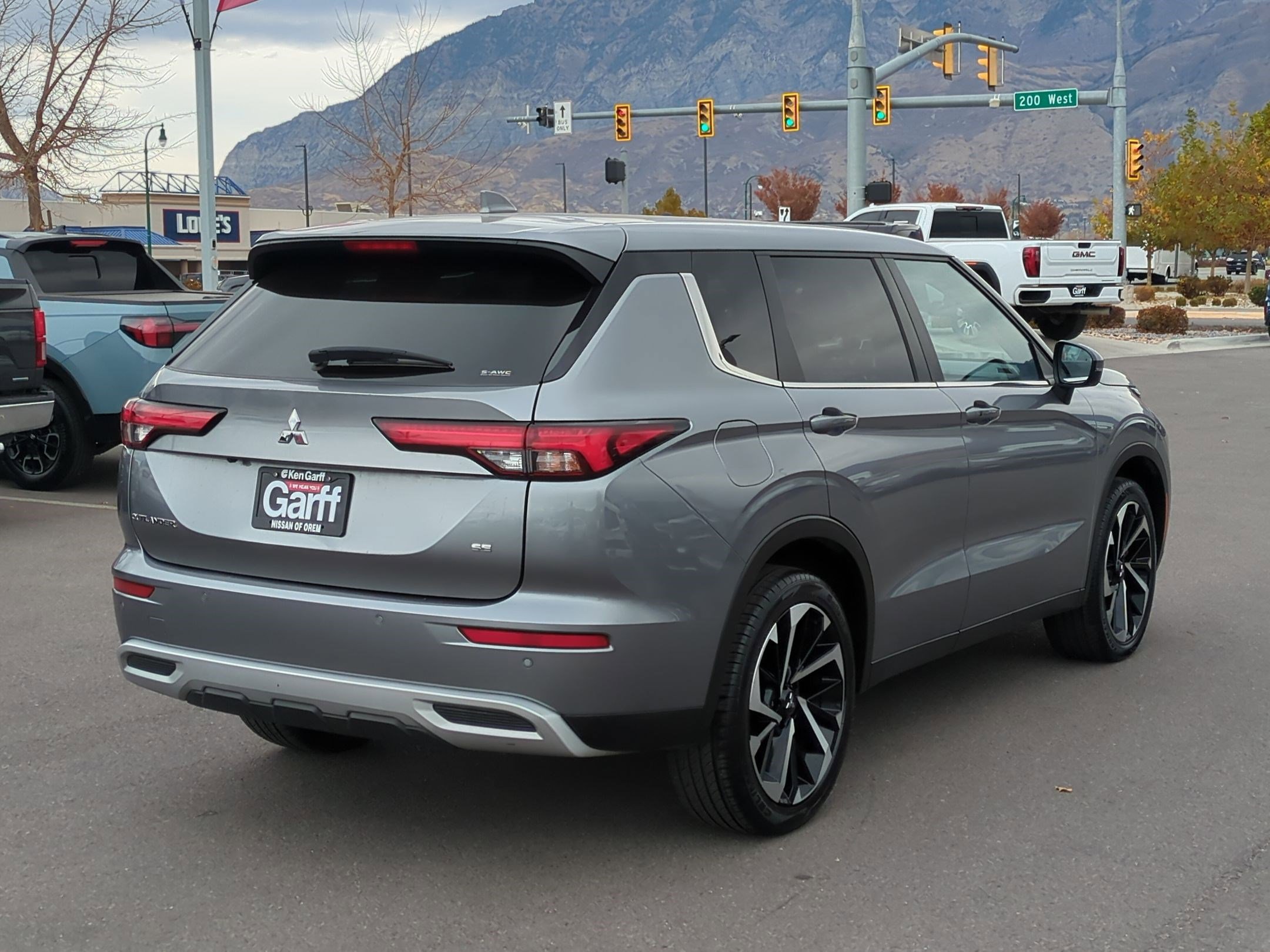 2024 Mitsubishi Outlander SE photo 3
