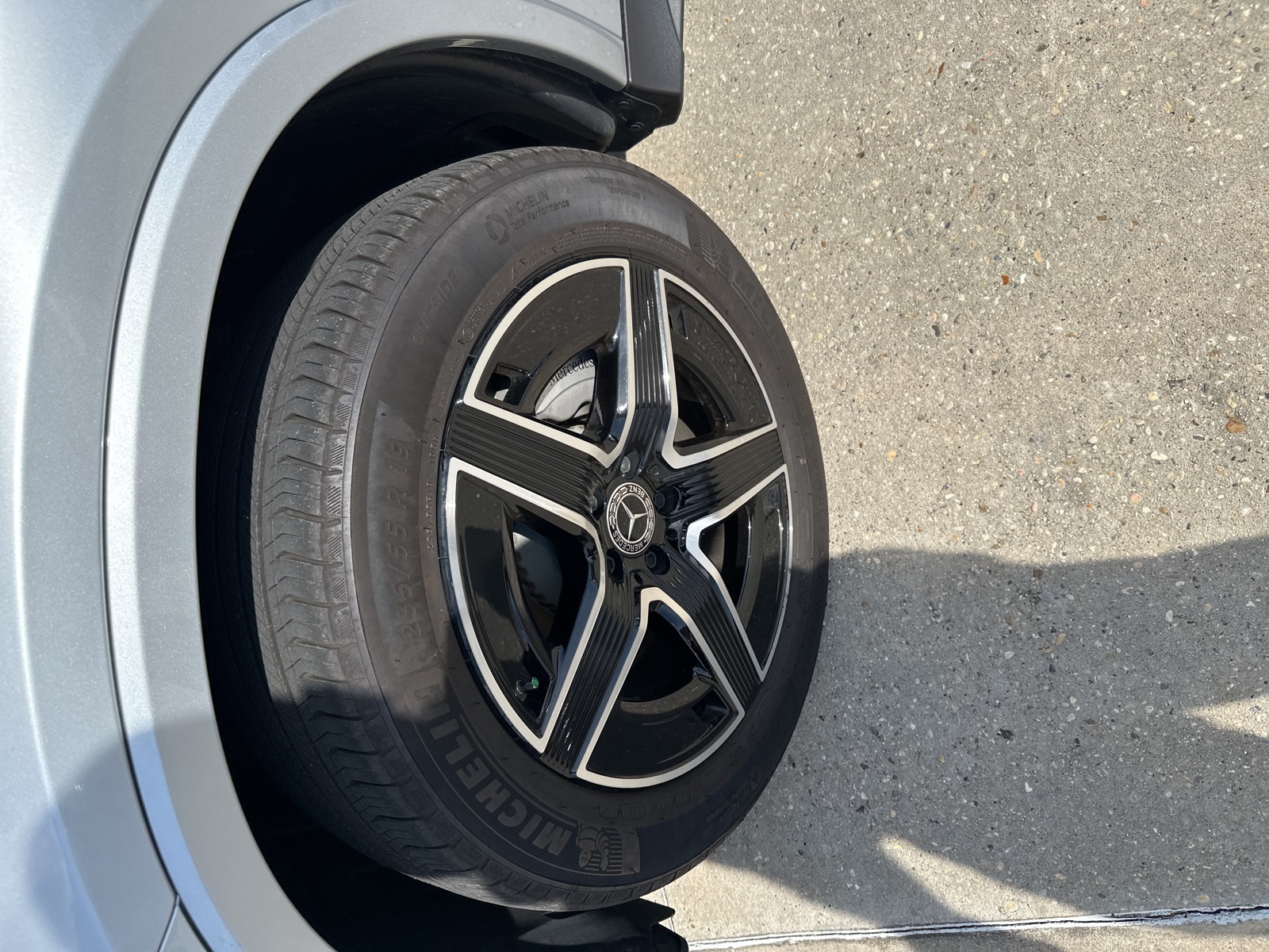 2025 Mercedes Benz GLC 300 photo 2