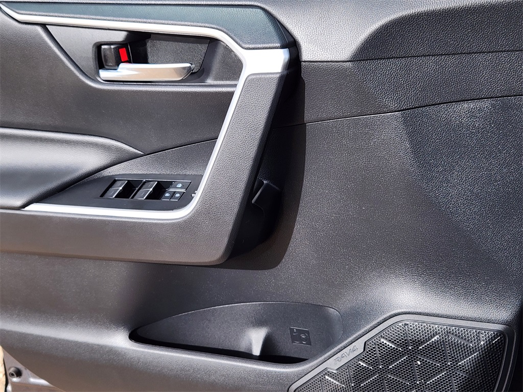 2022 Toyota RAV4 Hybrid SE photo 4