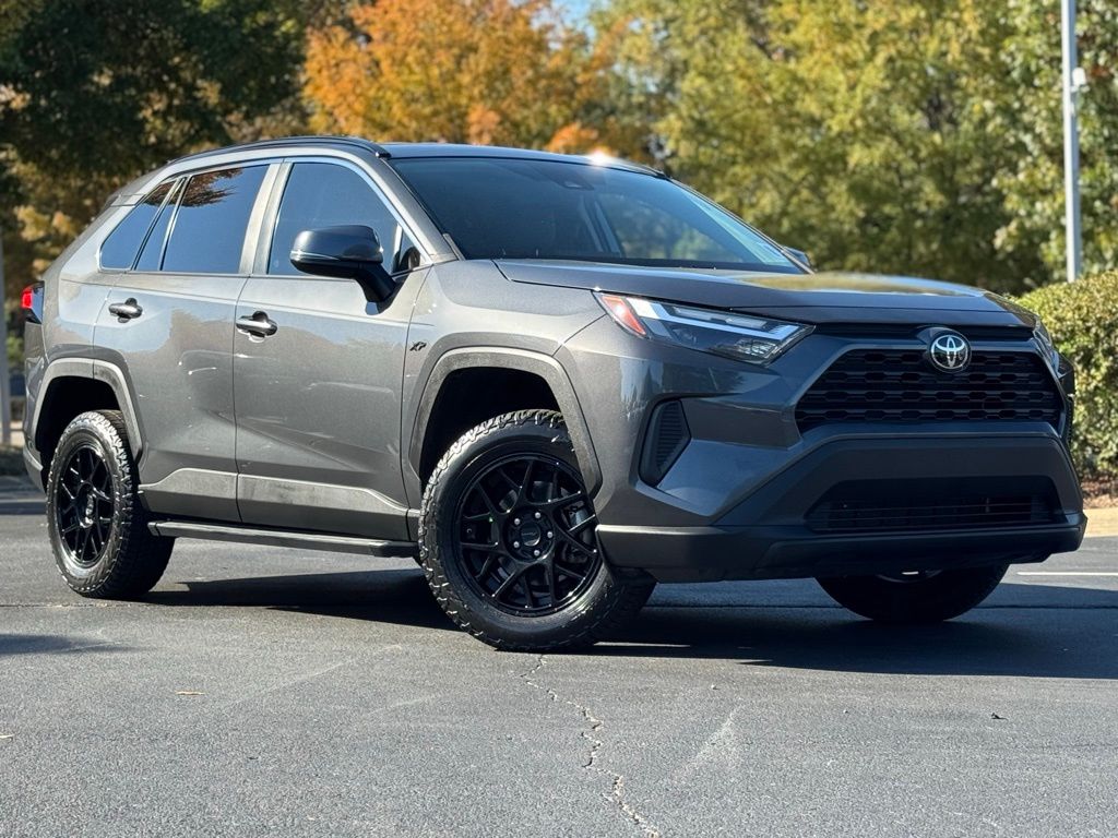 2022 Toyota RAV4 XLE photo 2