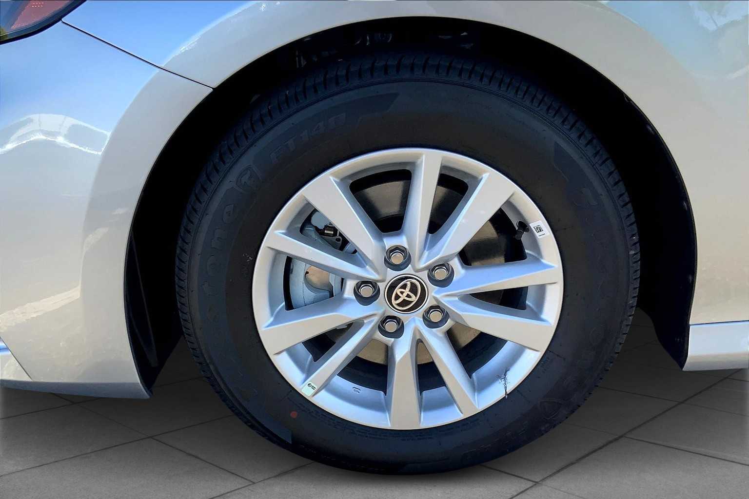 2025 Toyota Camry LE photo 9