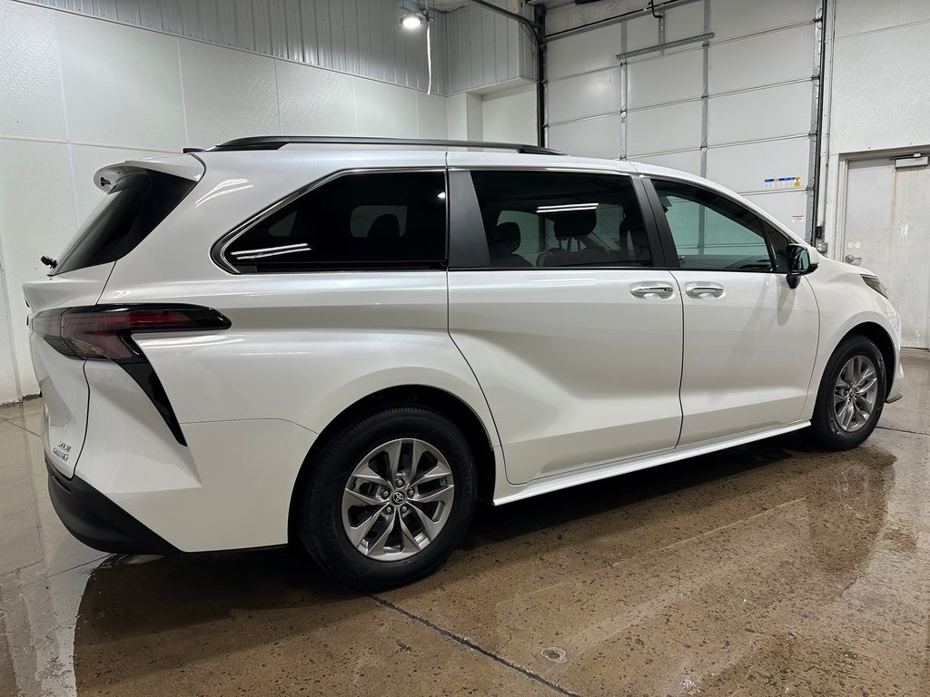 2024 Toyota Sienna XLE photo 5