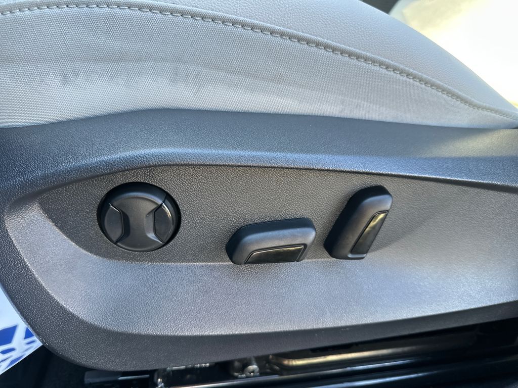 2025 Volkswagen Taos SE photo 4