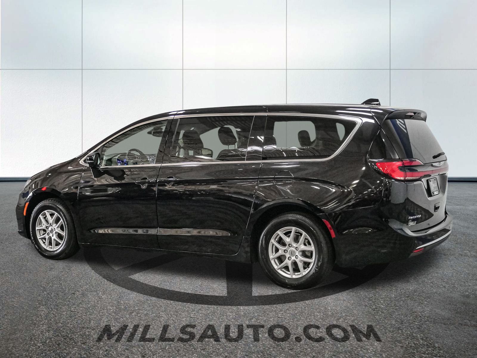 2024 Chrysler Pacifica Touring L photo 4