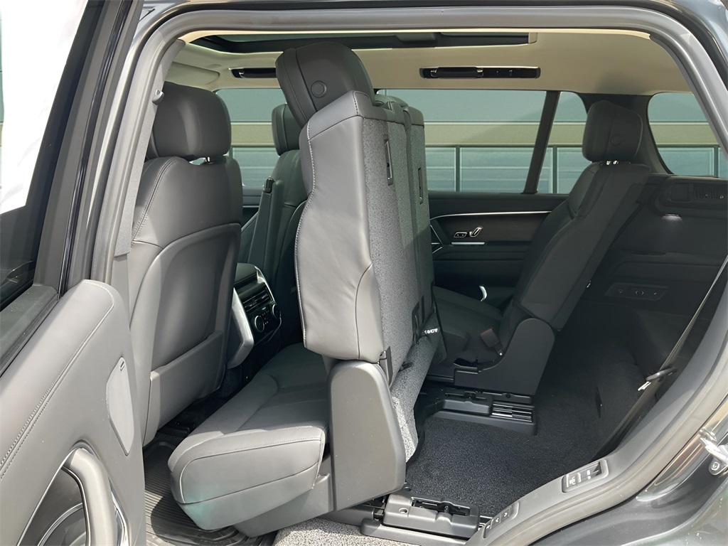 2025 Land Rover Range Rover SE photo 14