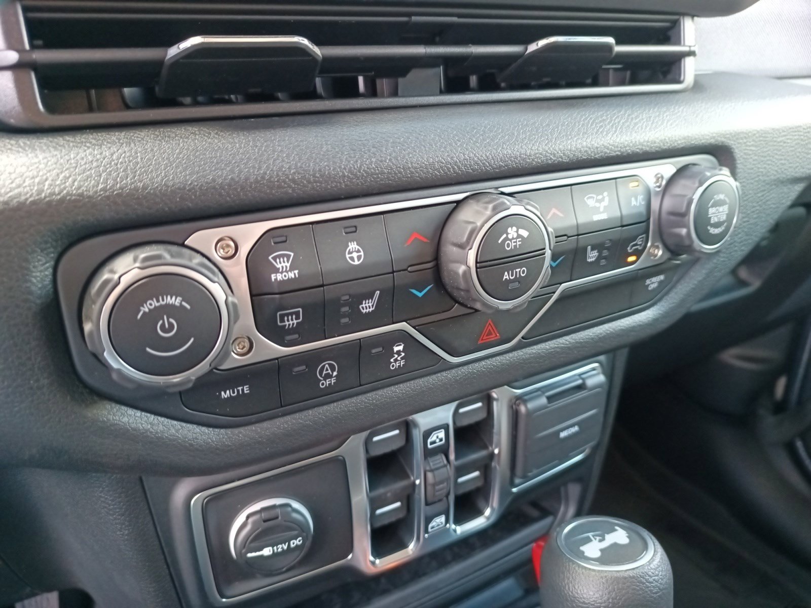 2025 Jeep Wrangler photo 16