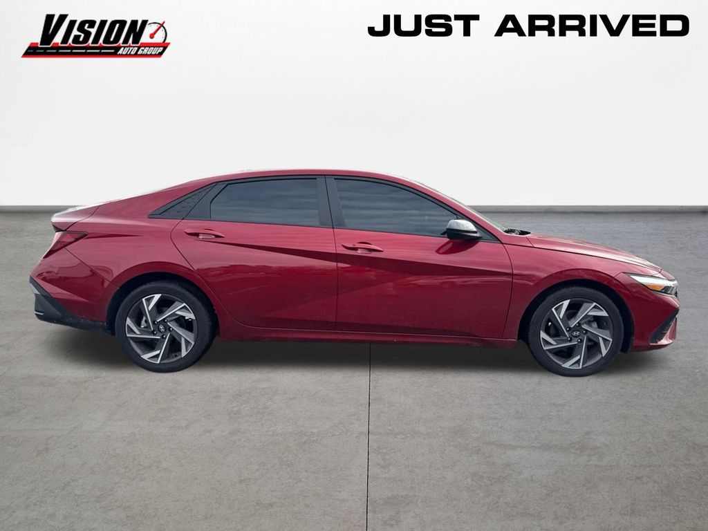 2025 Hyundai Elantra SEL Sport photo 4