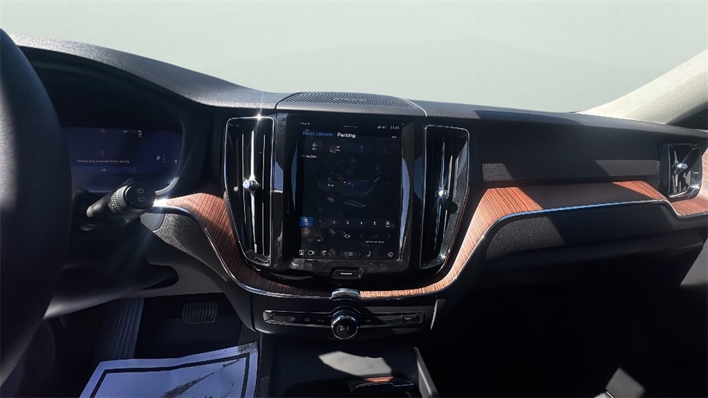 2024 Volvo XC60 B5 Plus photo 9