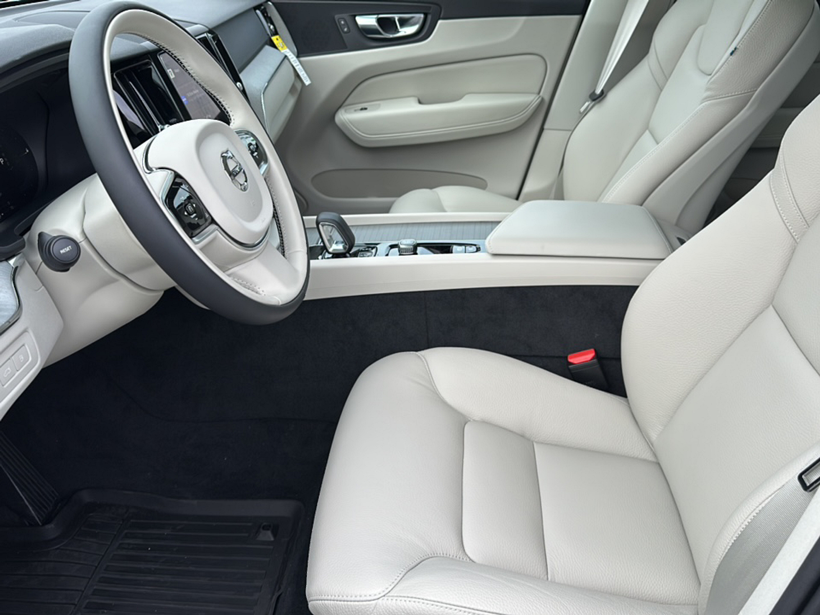 2024 Volvo XC60 Recharge Hybrid T8 Plus photo 5