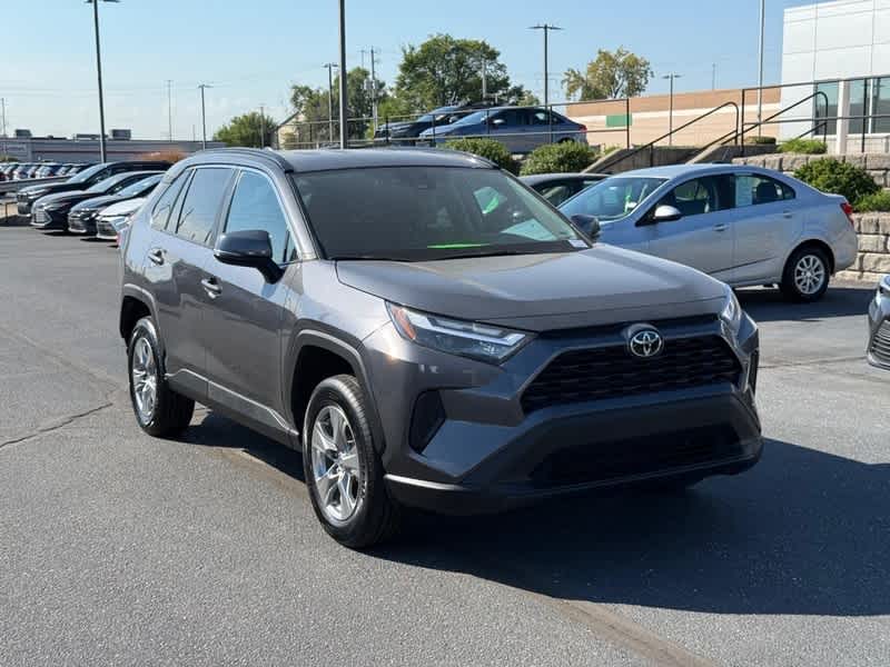 2024 Toyota RAV4 XLE's photo