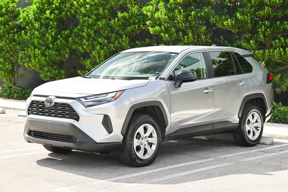 2024 Toyota RAV4 LE's photo