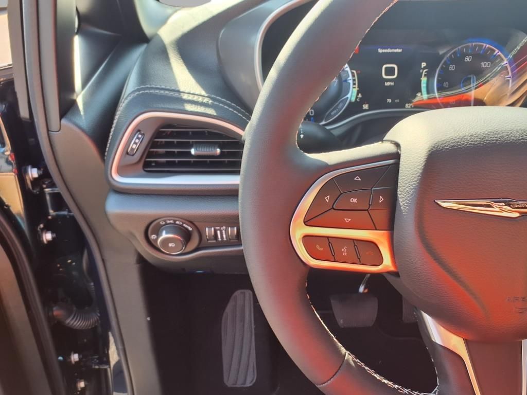 2025 Chrysler Pacifica photo 9