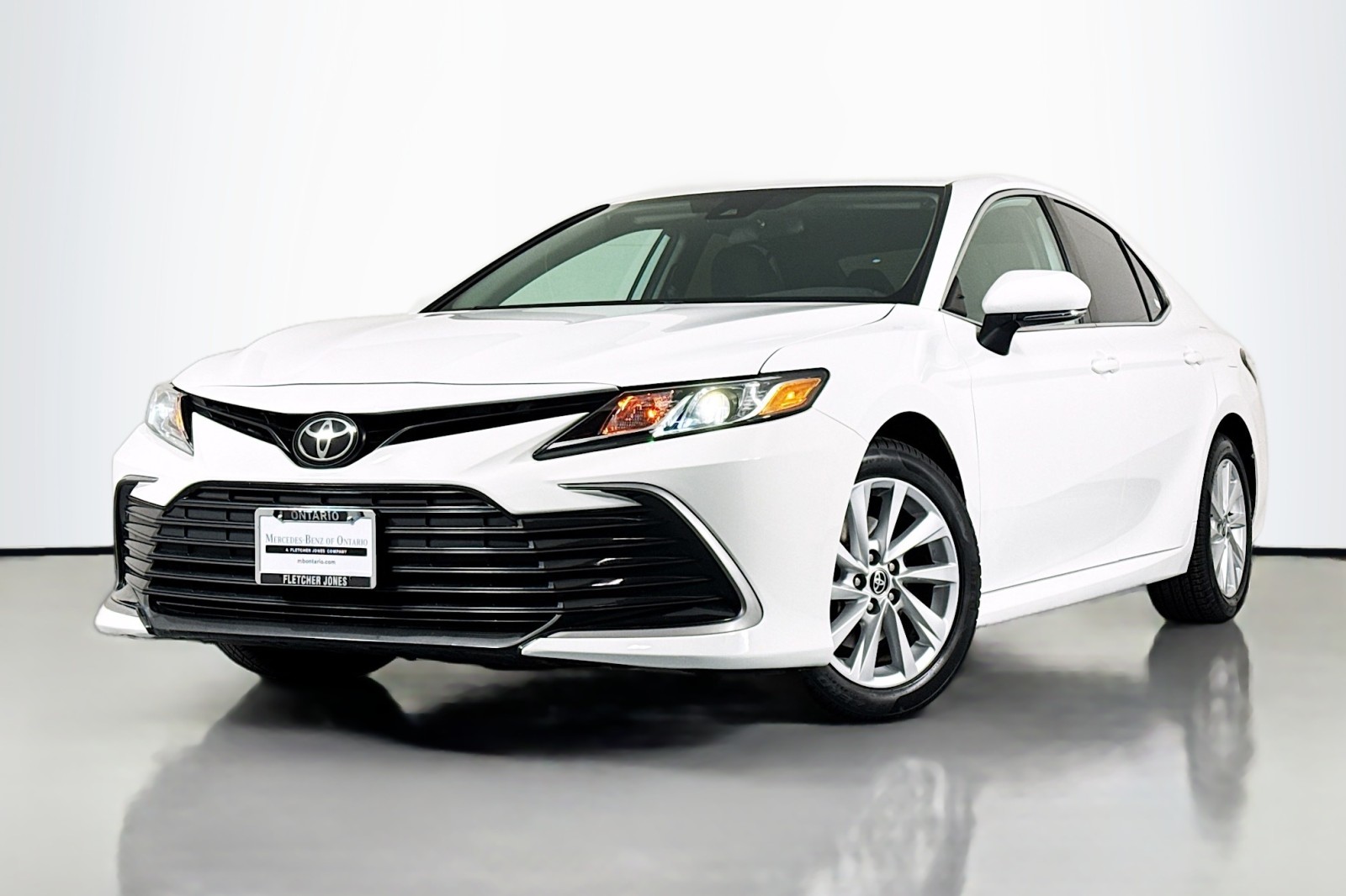 2023 Toyota Camry LE's photo