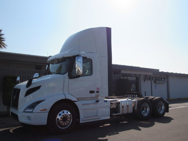 New 2025 VOLVO VNR64T-300's photo