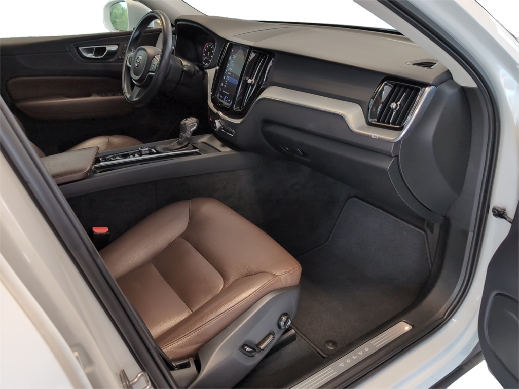 2018 Volvo XC60 T5 Momentum photo 14