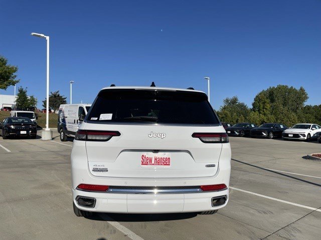 2025 Jeep Grand Cherokee Overland photo 3