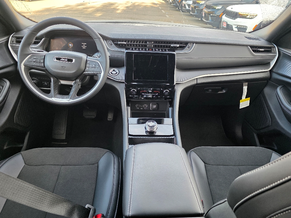 2025 Jeep Grand Cherokee Altitude X photo 2