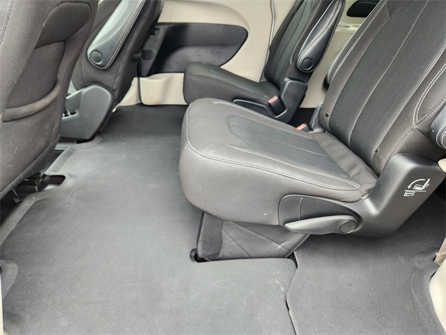 2022 Chrysler Voyager LX photo 8