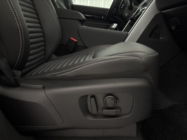 2025 Land Rover Discovery S photo 31
