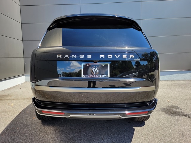 2024 Land Rover Range Rover SE photo 3