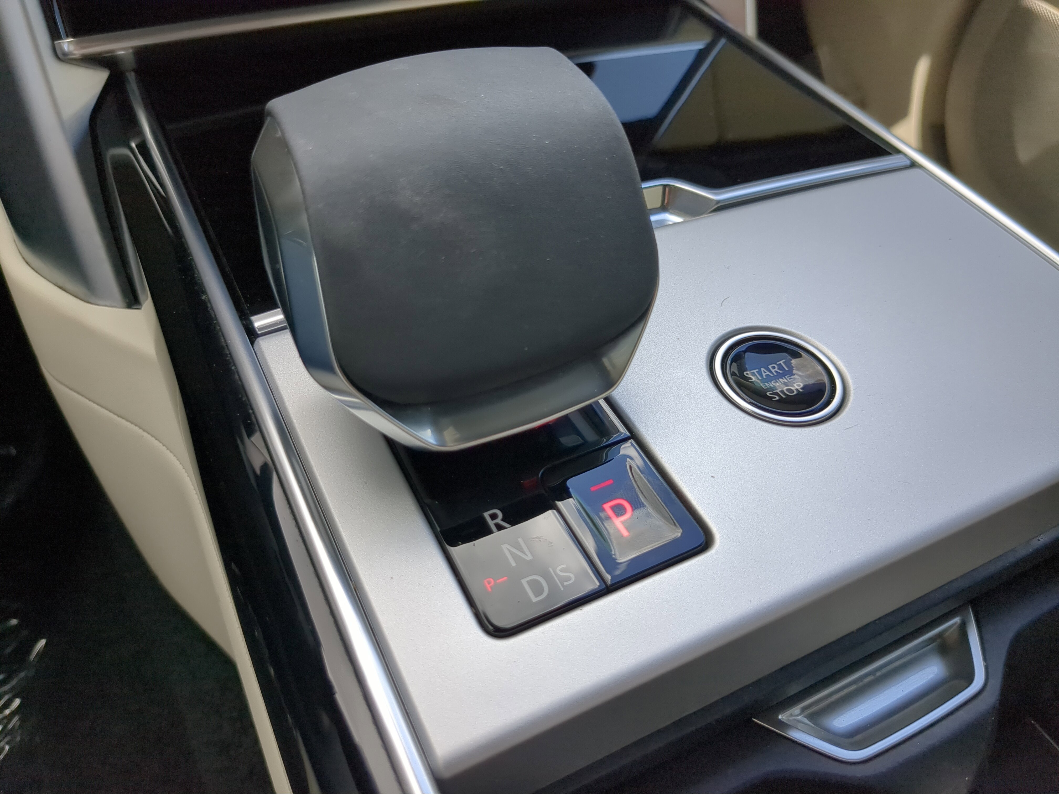 2025 Land Rover Range Rover SE photo 15