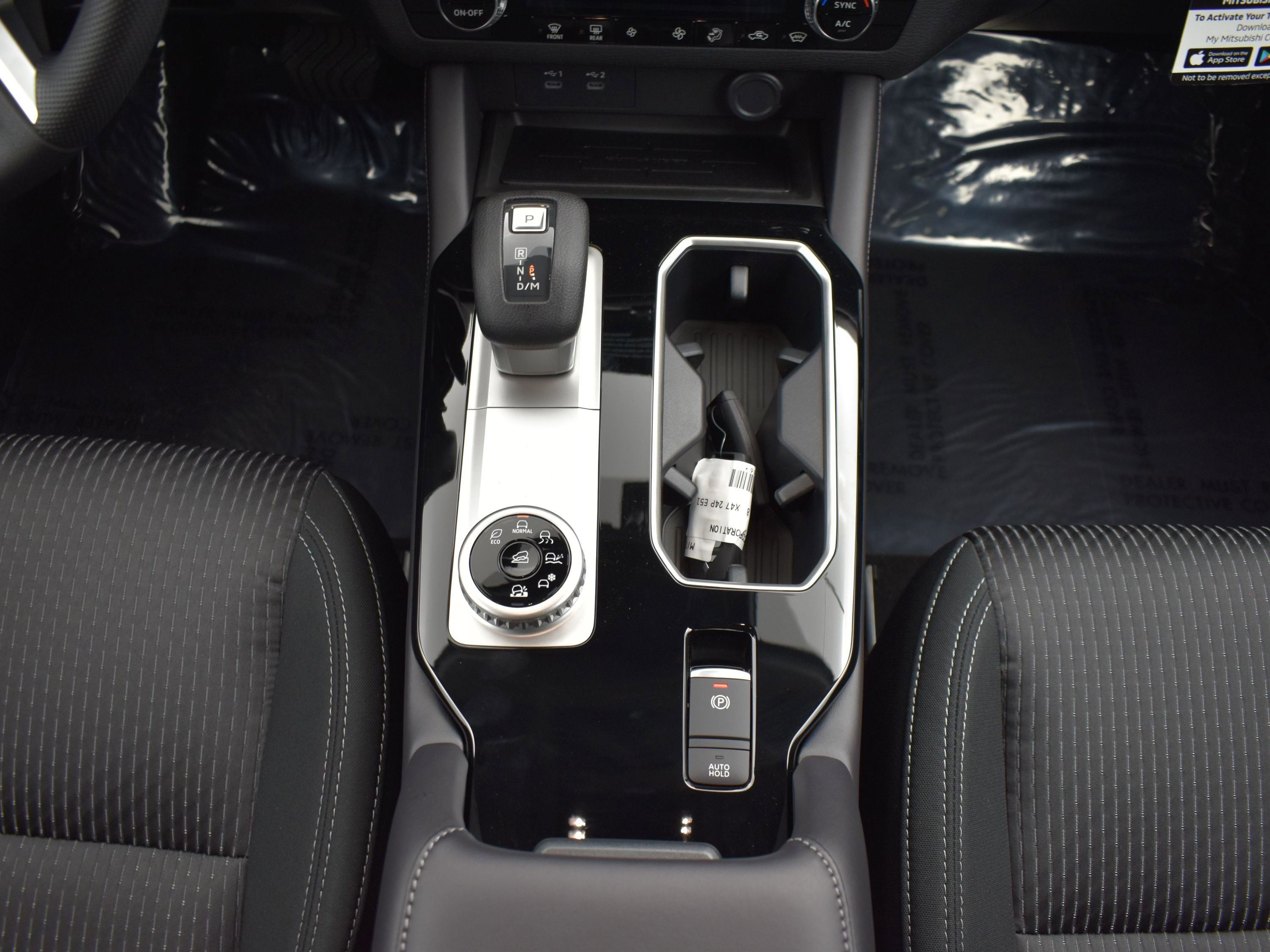 2025 Mitsubishi Outlander ES photo 15