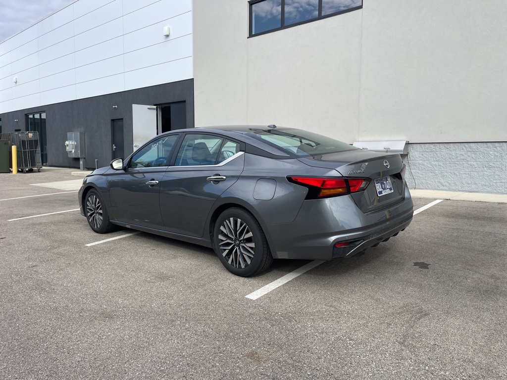 2024 Nissan Altima 2.5 SV photo 2