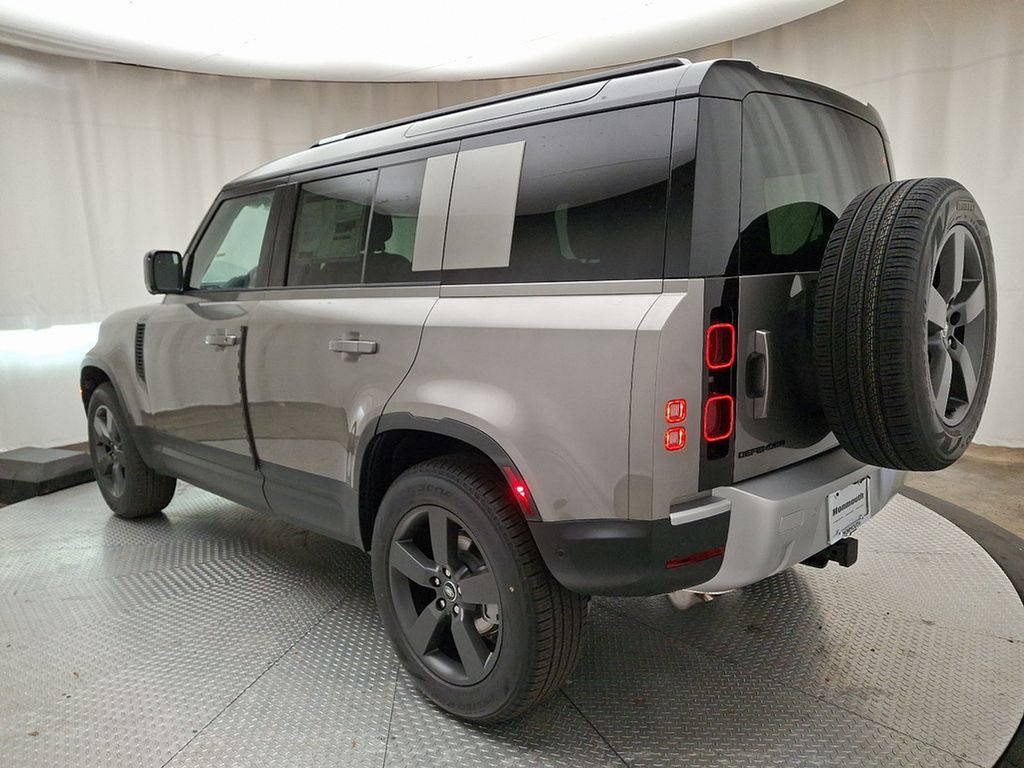 2025 Land Rover Defender 110 S photo 4