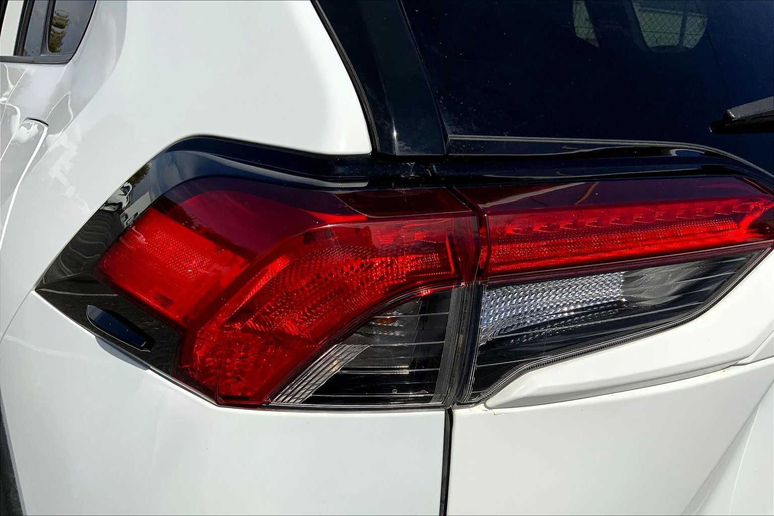 2021 Toyota RAV4 Hybrid XLE photo 24