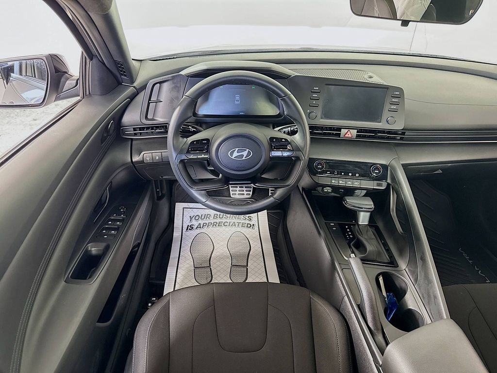 2025 Hyundai Elantra SEL Sport photo 3