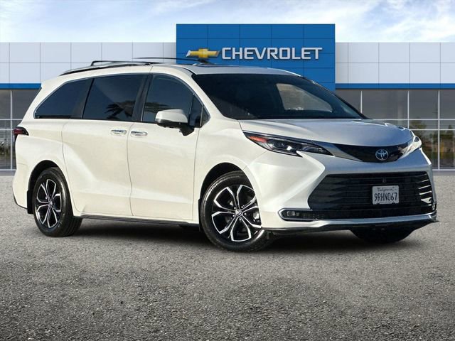 2025 Toyota Sienna Platinum photo 2