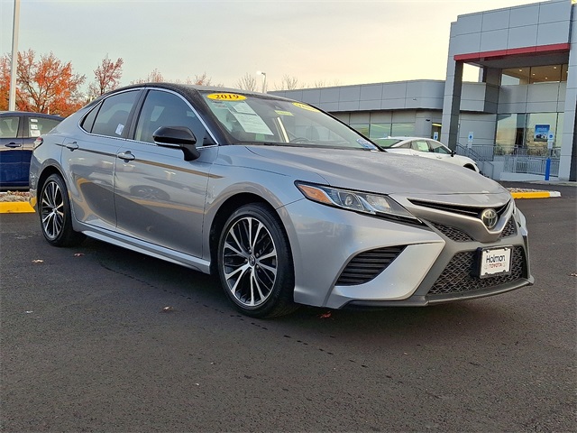 2019 Toyota Camry SE photo 2