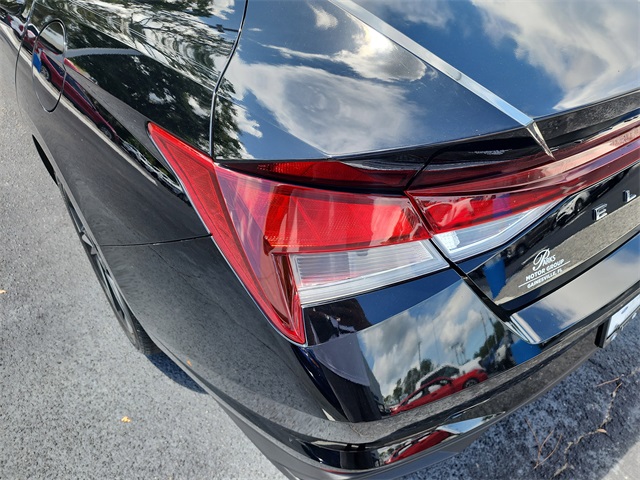 2023 Hyundai Elantra SEL photo 6