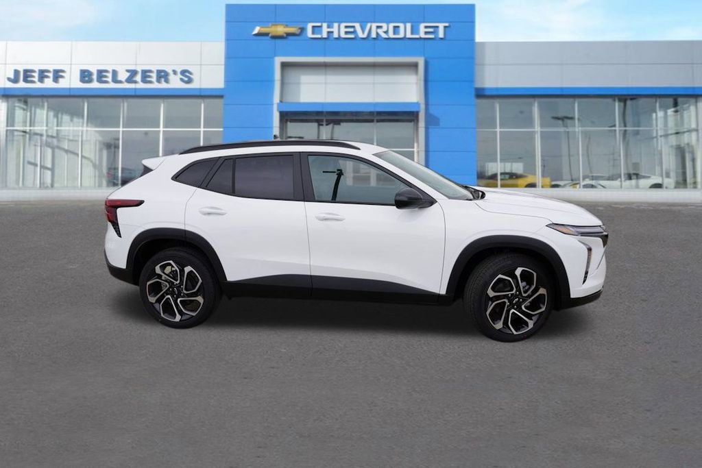 2025 Chevrolet Trax photo 2