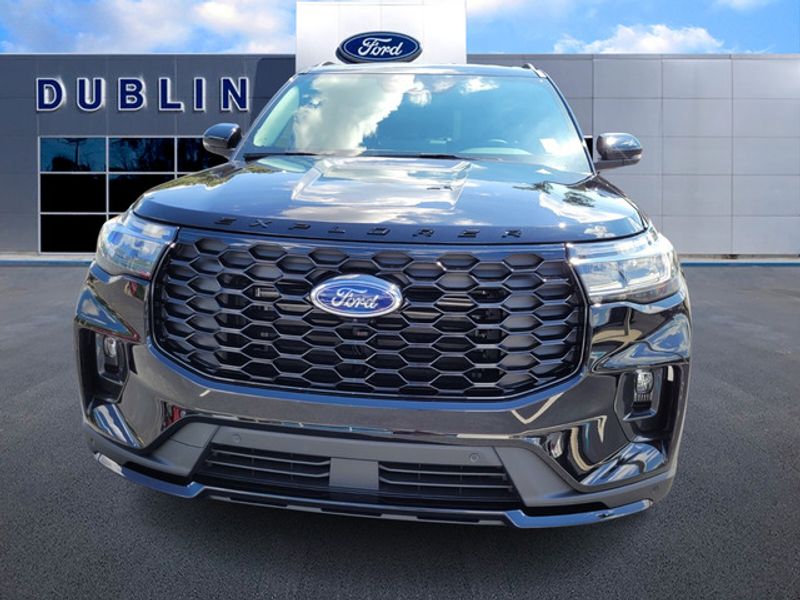 2025 Ford Explorer ST-Line photo 2
